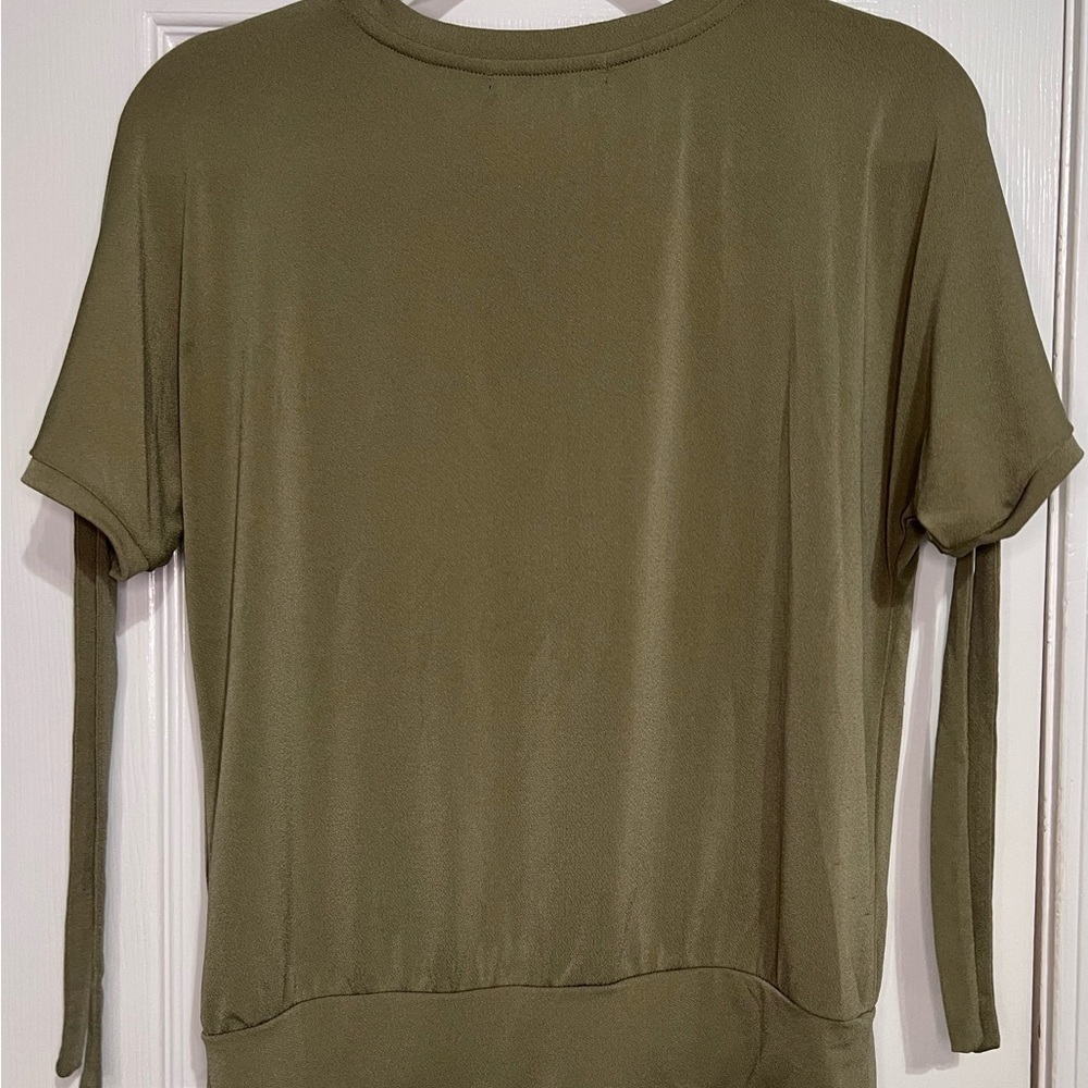 Women’s Size Small ~ Short Sleeve Blouse **Perfect for All Seasons** - Picture 2 of 7